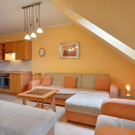 Zolty Sun Seasons 24 W Karpaczu Z Balkonem By Renters アパート